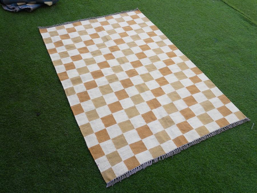 Flatweave kilim rug with a checkered design in brown and white, woven to order
