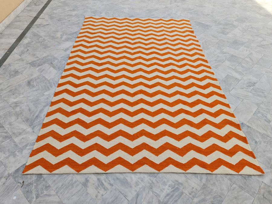 Flatweave kilim rug with a zigzag design in orange and white, made to the customer's measurements