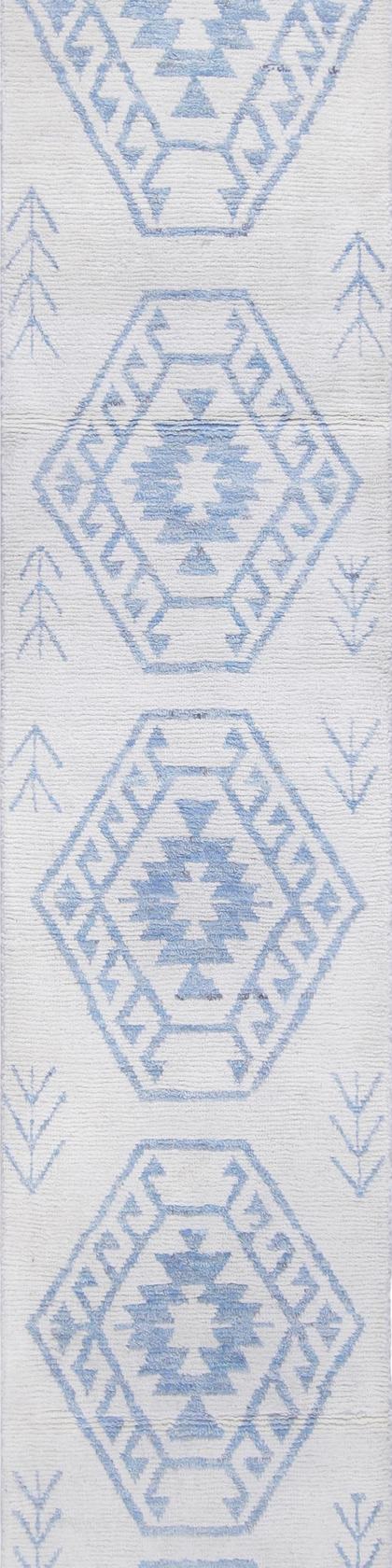 Custom handwoven runner rug in cream and beige measuring 537 × 88 cm