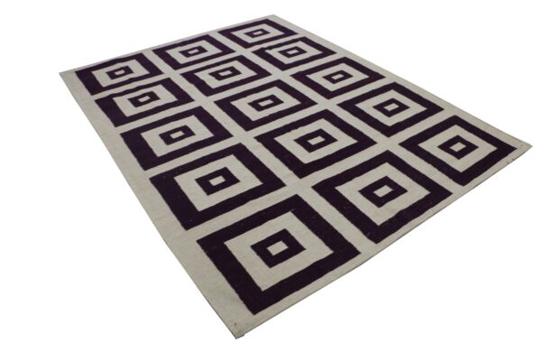 Black and White Contrast Geometric Patterned Flatweave Wool Rug for Contemporary Homes