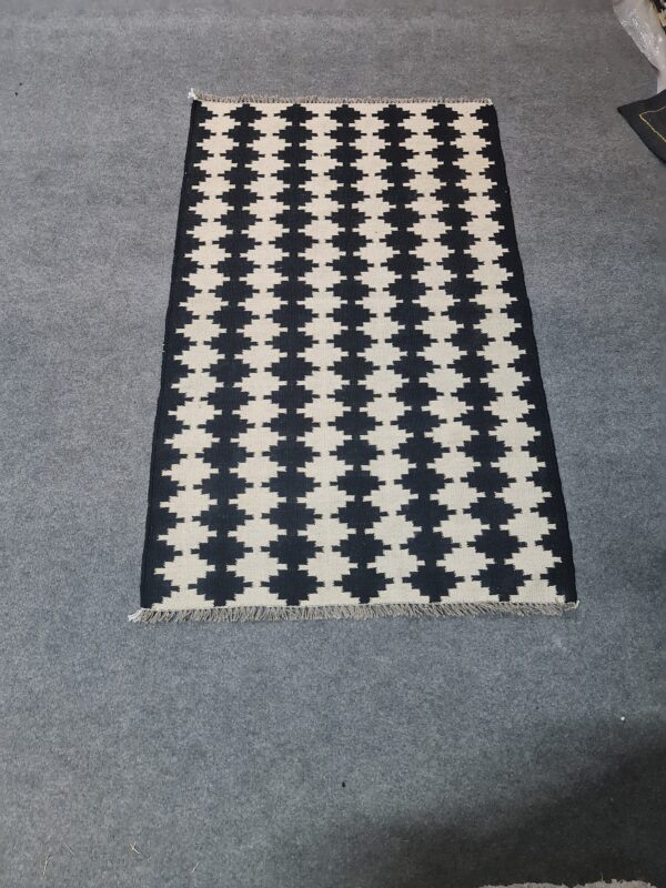 Low-Maintenance Black and White Geometric Flatweave Wool Rug for bedrooms