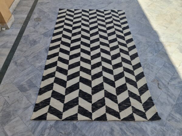 Classic Black and White Checkered Flatweave Wool Rug for Timeless Appeal - Image 4