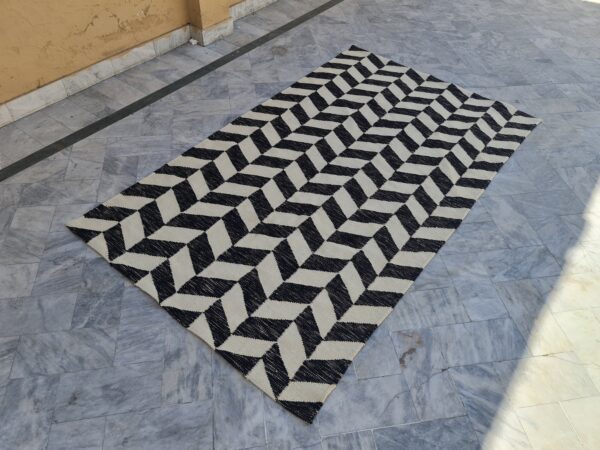 Classic Black and White Checkered Flatweave Wool Rug for Timeless Appeal - Image 3