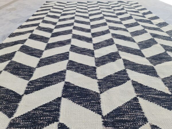 Classic Black and White Checkered Flatweave Wool Rug for Timeless Appeal - Image 2